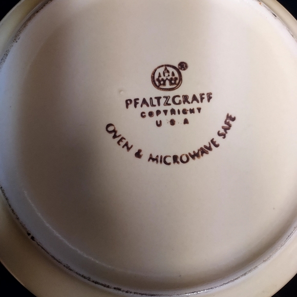 Pfaltzgraff Cover Caserole Copyright USA. - Picture 3 of 8